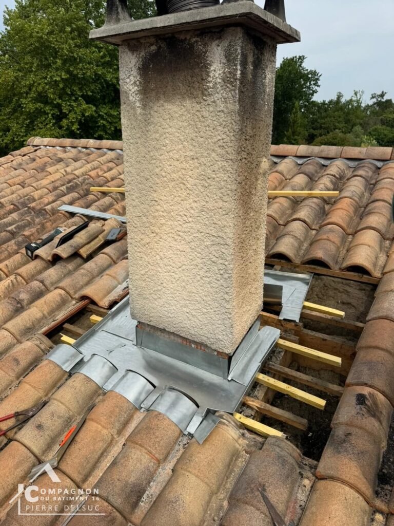 Travaux de zinguerie et abergement de cheminée en zinc